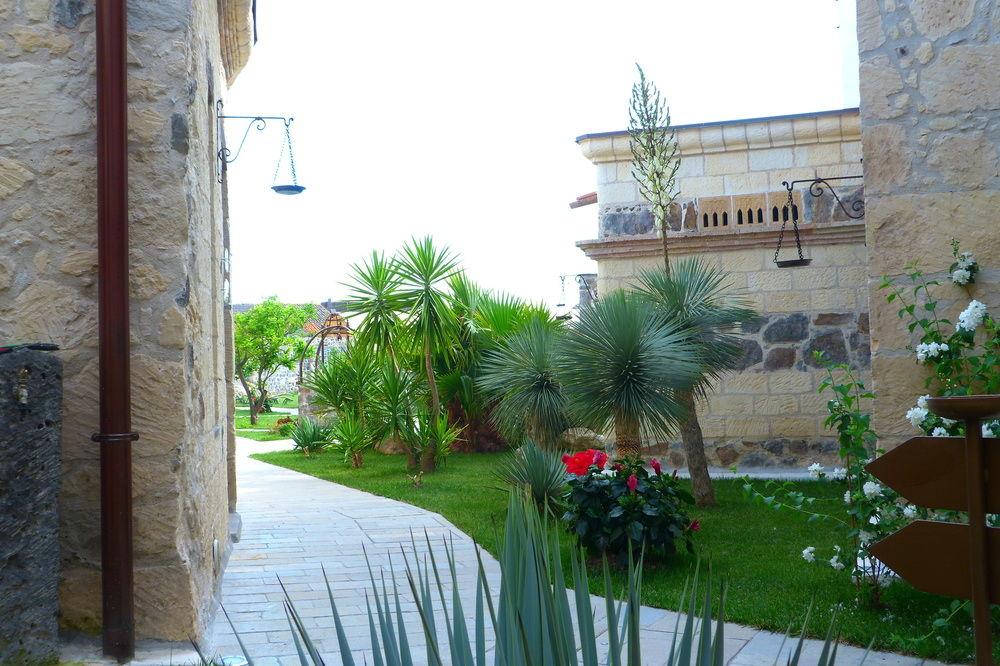 Tropische tuin met palmbomen — Maison Tresnuraghes