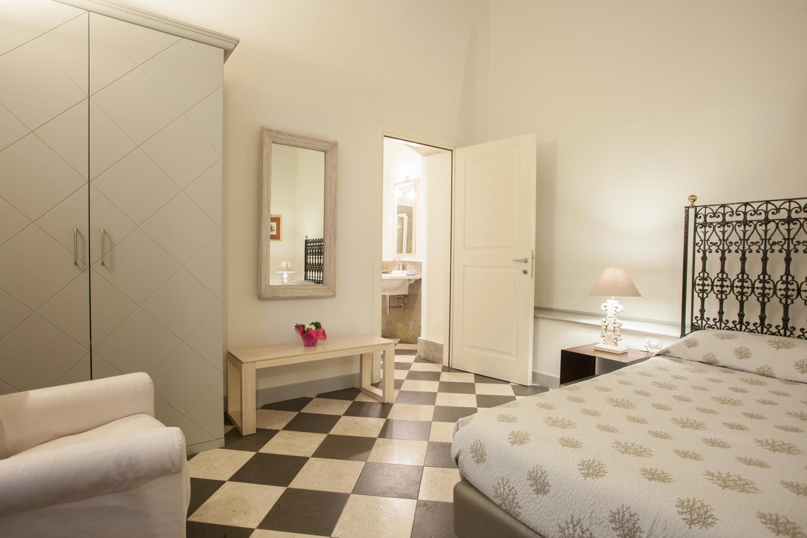 Badkamer met ligbad — Maison Tresnuraghes