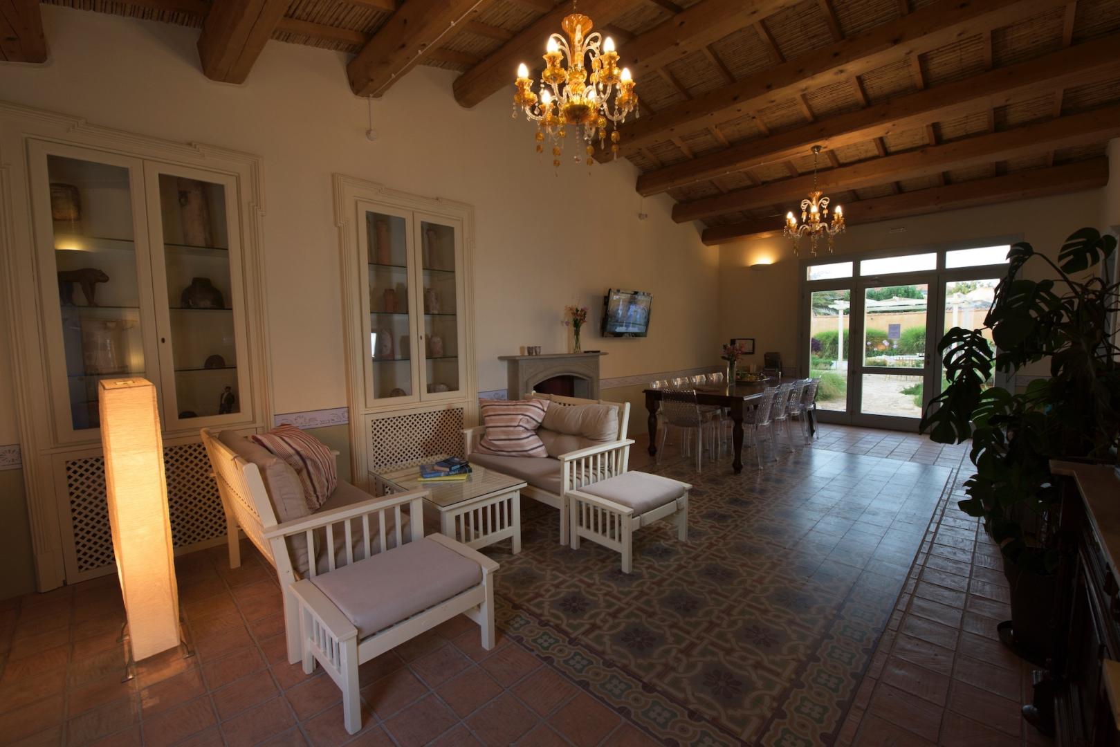 Restaurant met gedekte tafels — Aquae Sinis Albergo Diffuso