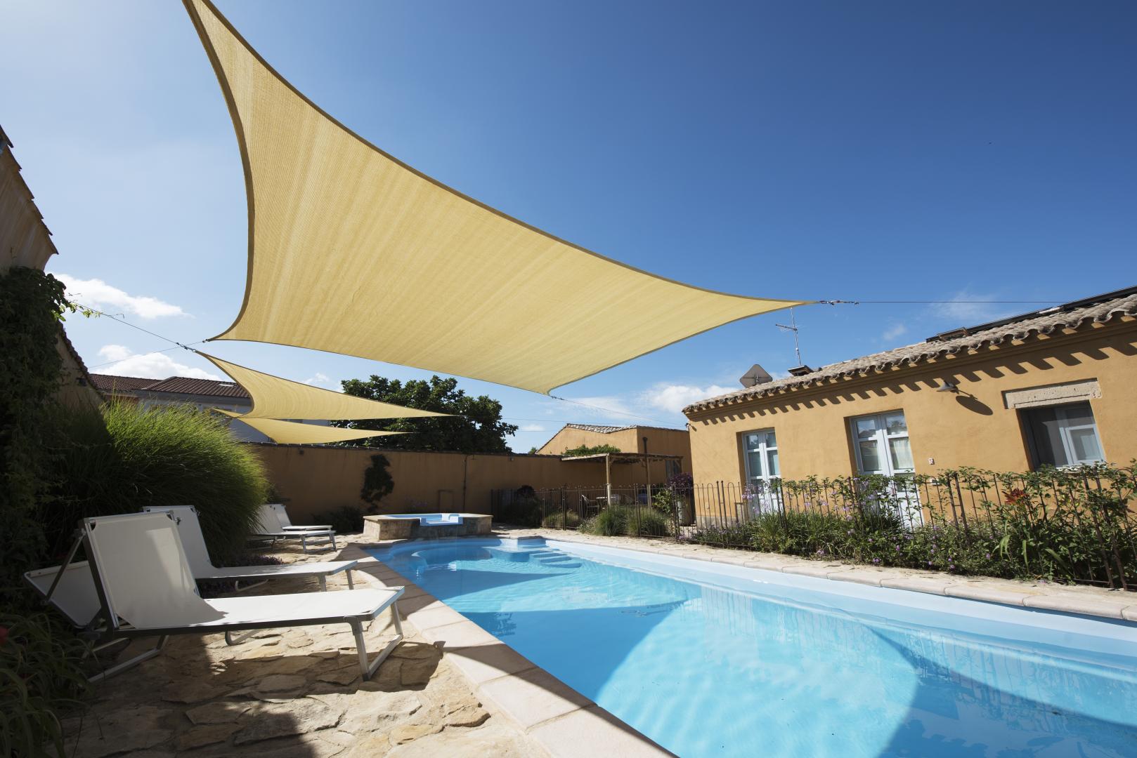 Buitenzwembad met ligbedden — Aquae Sinis Albergo Diffuso