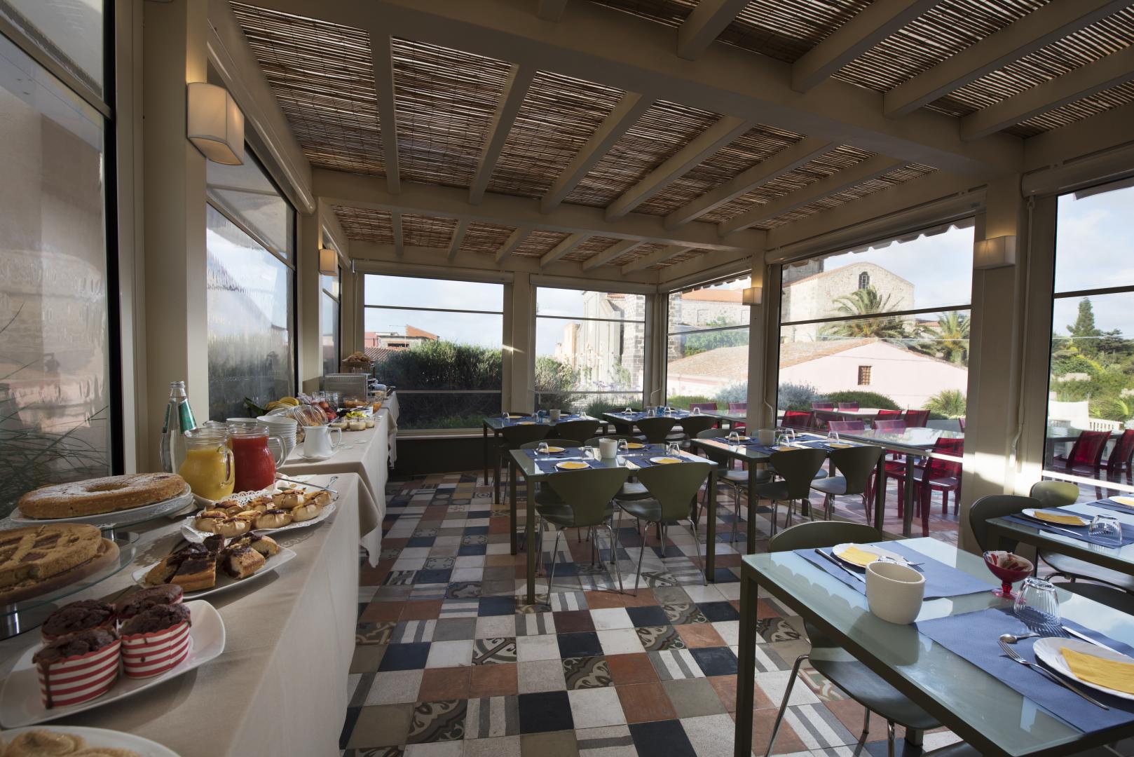 Restaurant met gedekte tafels — Aquae Sinis Albergo Diffuso