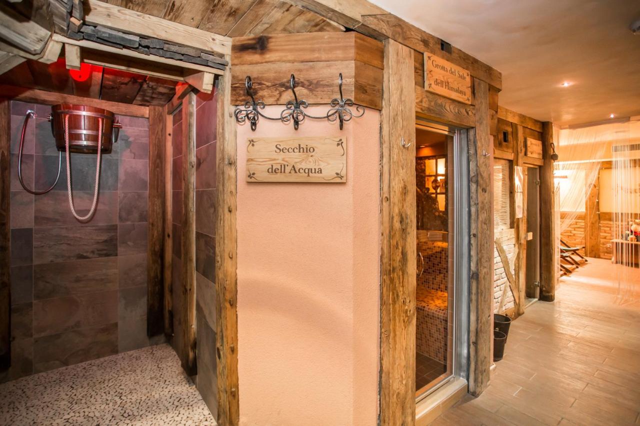 een kamer met een muur waarop een bord hangt bij Al Posta Hotel 1899 in Baselga di Pinè