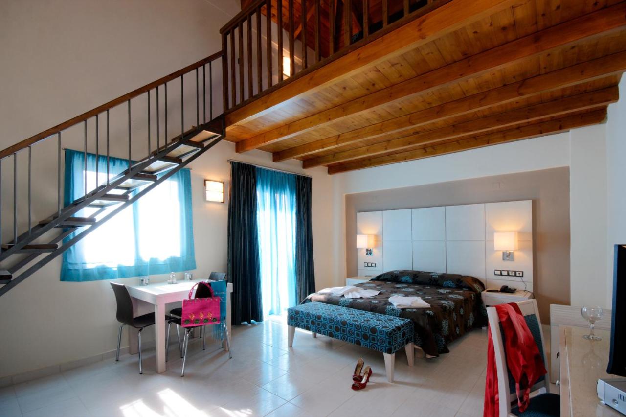 Theros Hotel foto 2