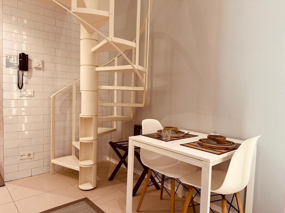 een witte eetkamer met een witte tafel en stoelen bij Ortakoy Aparts in Istanbul