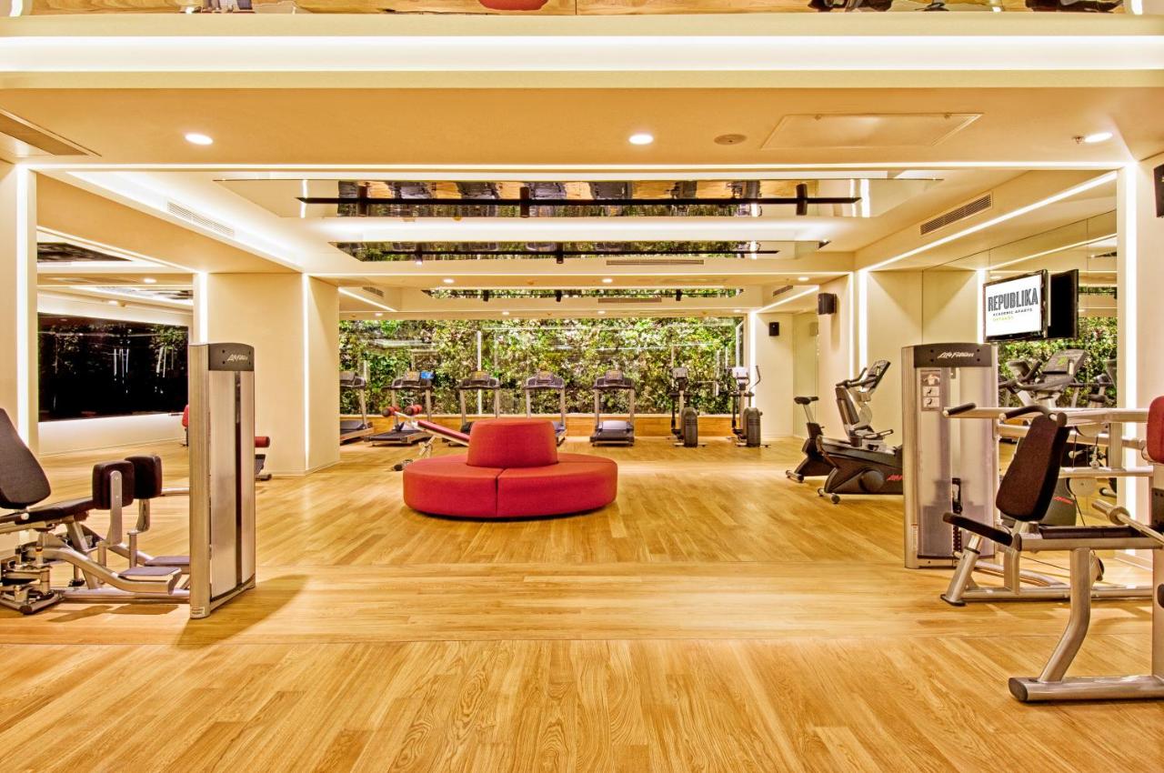 een sportschool met een rode poef in een kamer bij Ortakoy Aparts in Istanbul