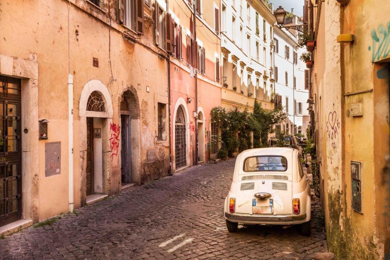 een kleine auto geparkeerd op straat in een steegje bij Guest House Ventisei Scalini A Trastevere in Rome