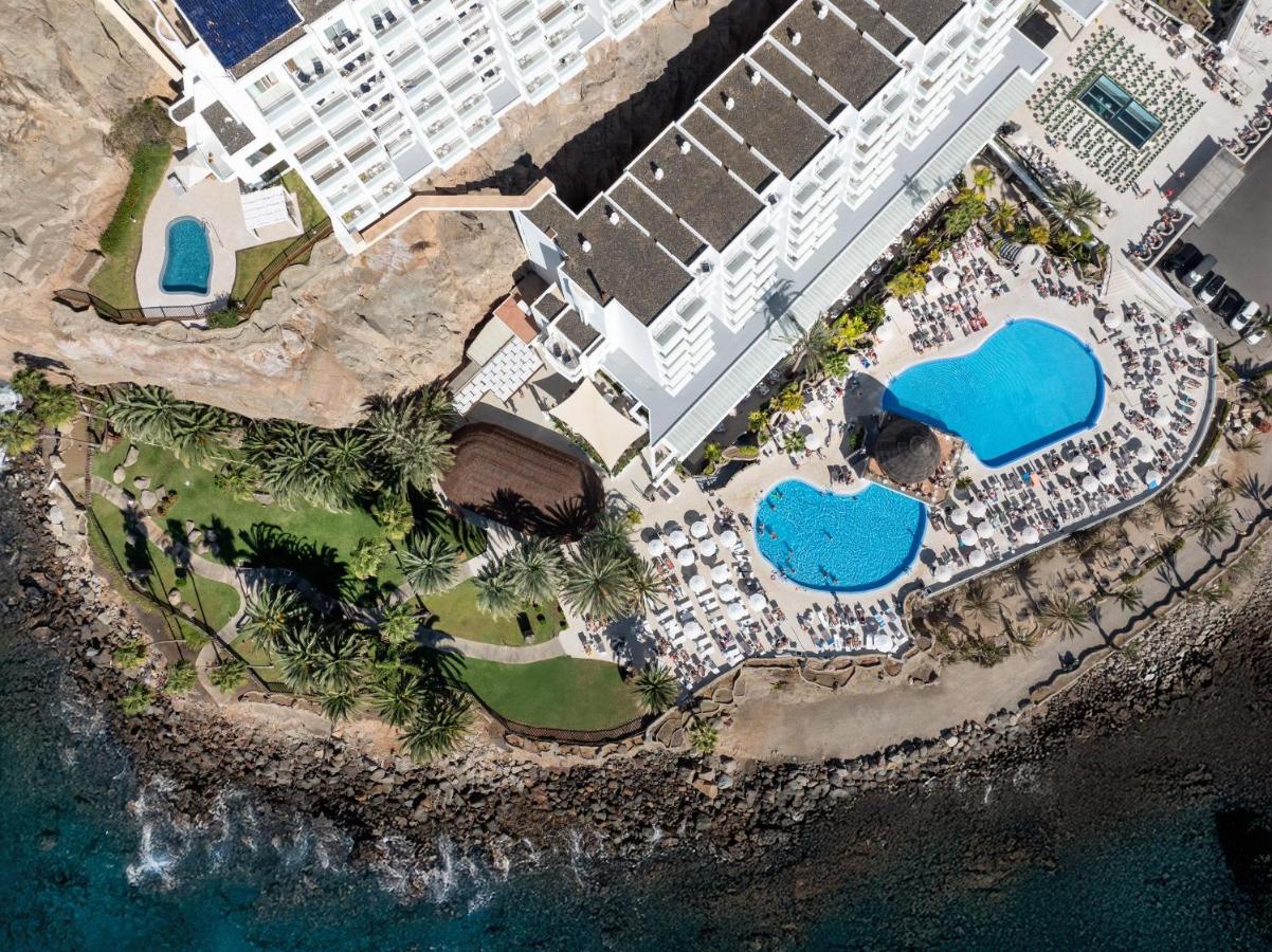Een luchtfoto van een resort met twee zwembaden. bij Princess Taurito in Taurito