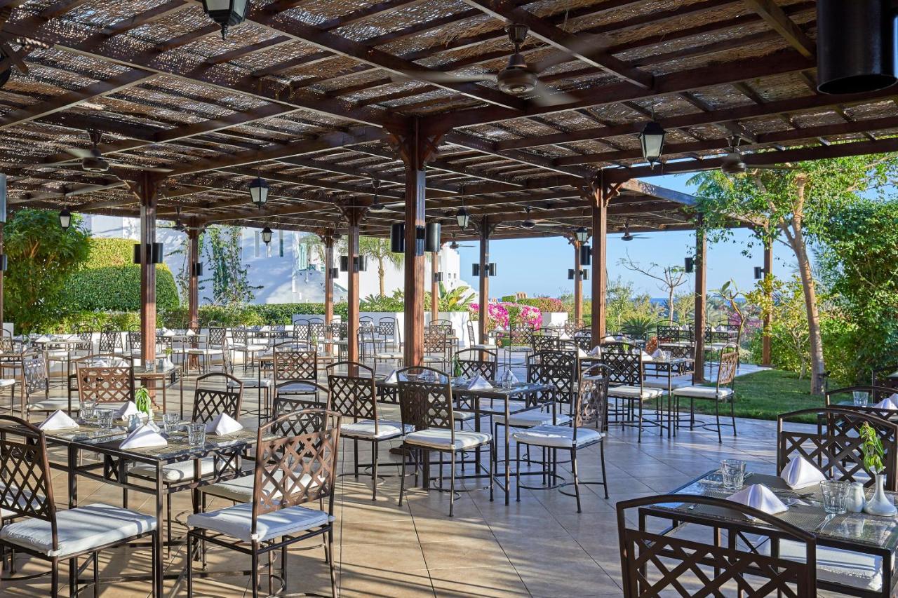 een eethoek buiten met tafels en stoelen bij JAZ Neo Naama Bay in Sharm El Sheikh