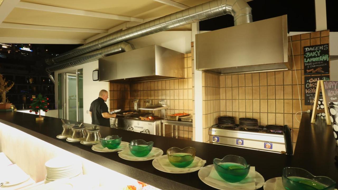 Een man in een keuken met groene kommen op het aanrecht. bij Apartamentos Río Piedras in Puerto Rico de Gran Canaria