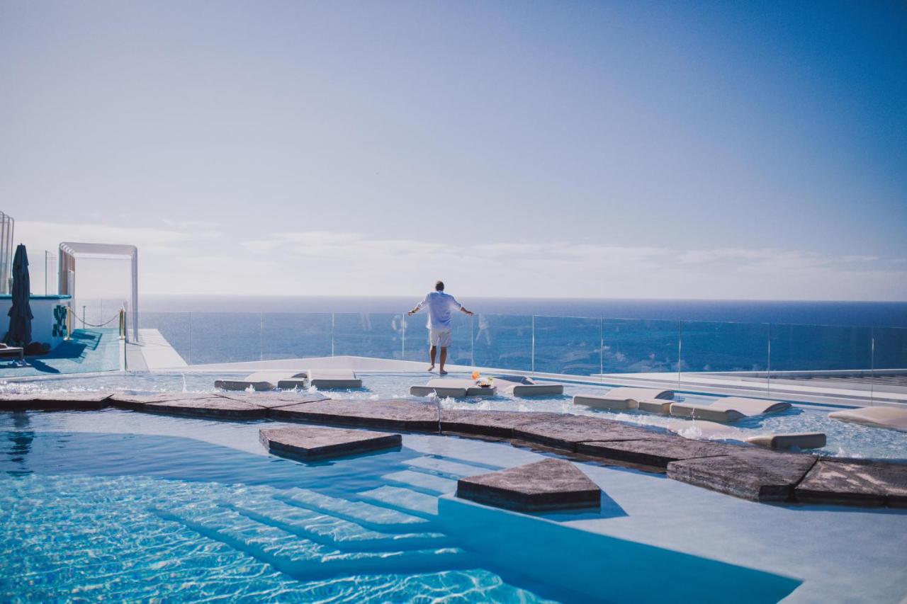 een persoon die aan de rand van een zwembad staat bij Servatur Riosol in Puerto Rico de Gran Canaria