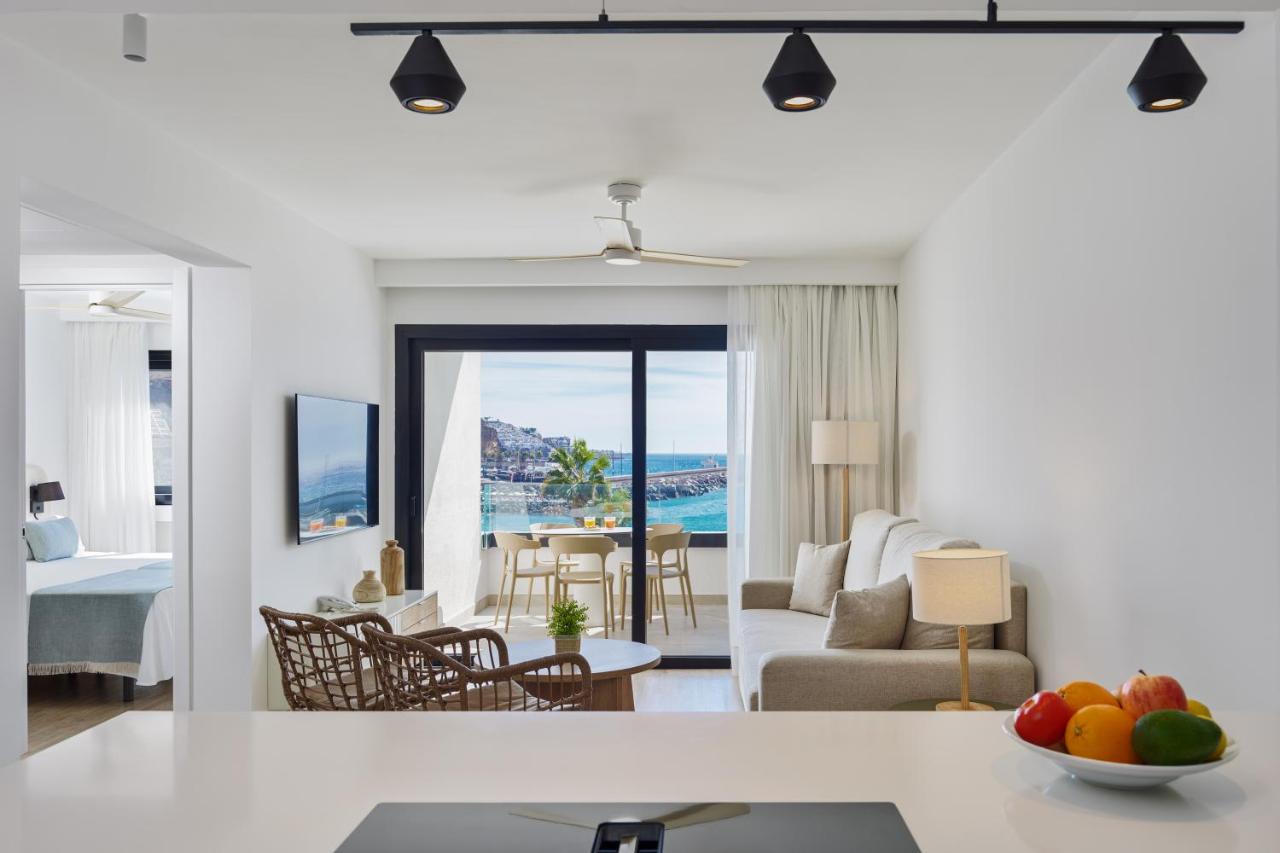 een witte woonkamer met uitzicht op de oceaan bij XQ Vistamar in Puerto Rico de Gran Canaria