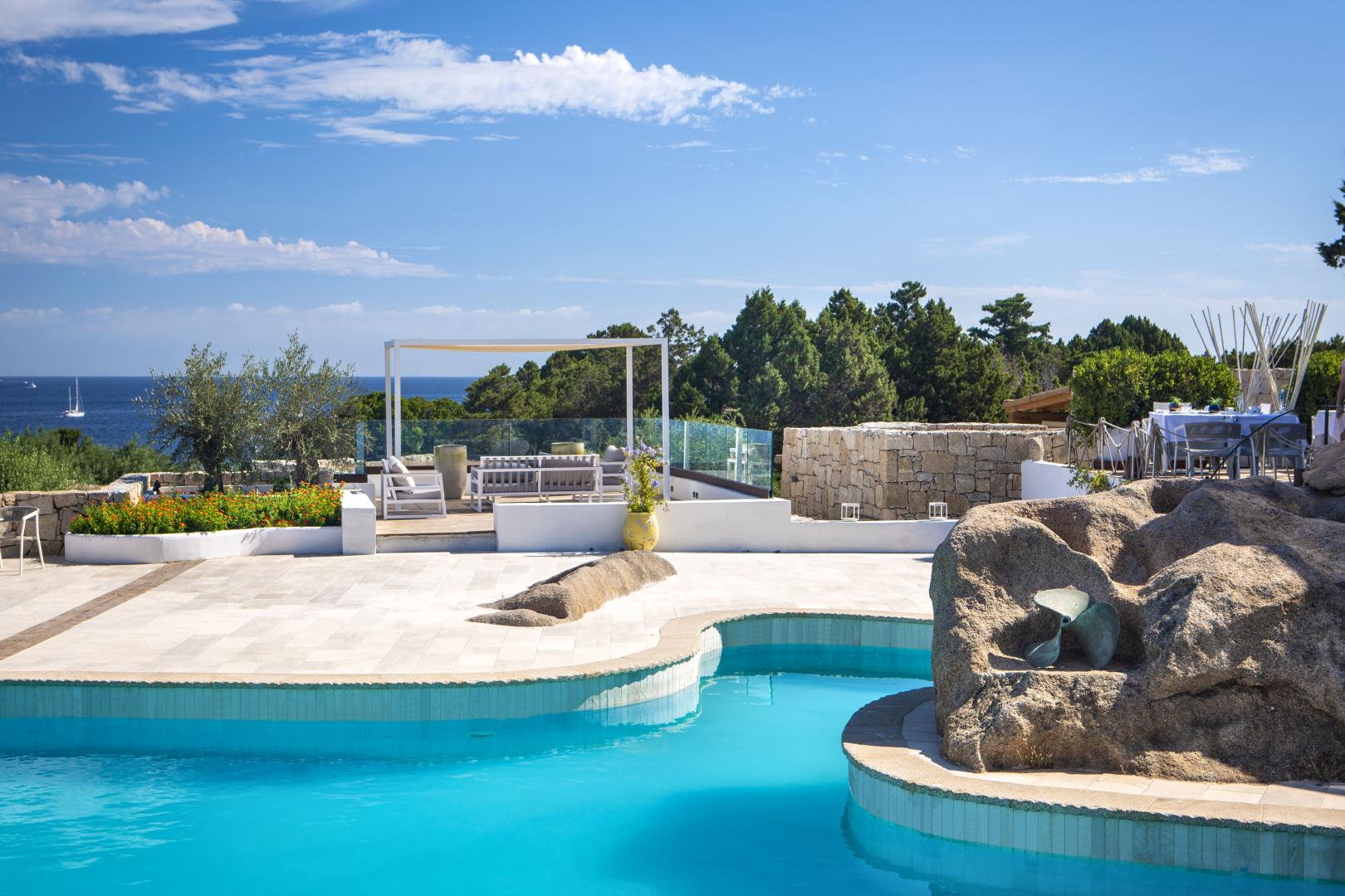 Buitenzwembad met ligbedden — Grand Relais dei Nuraghi