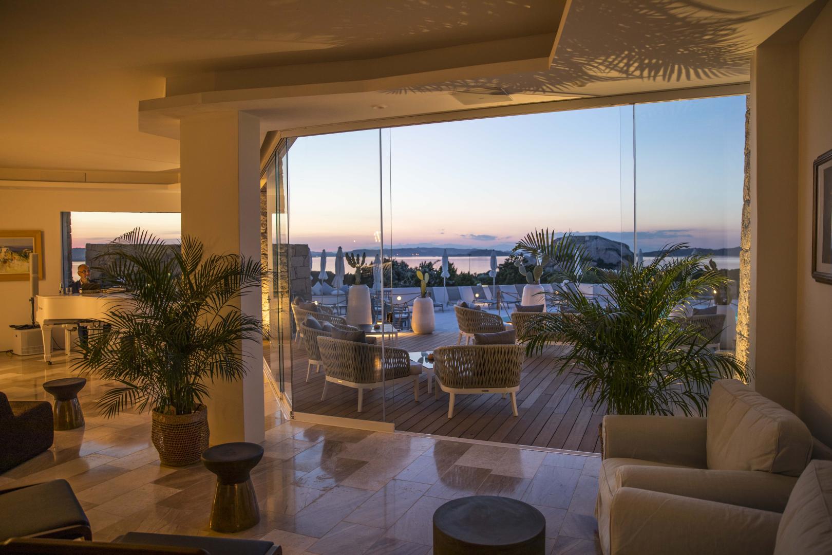 Zonsondergang vanaf het terras — Grand Relais dei Nuraghi