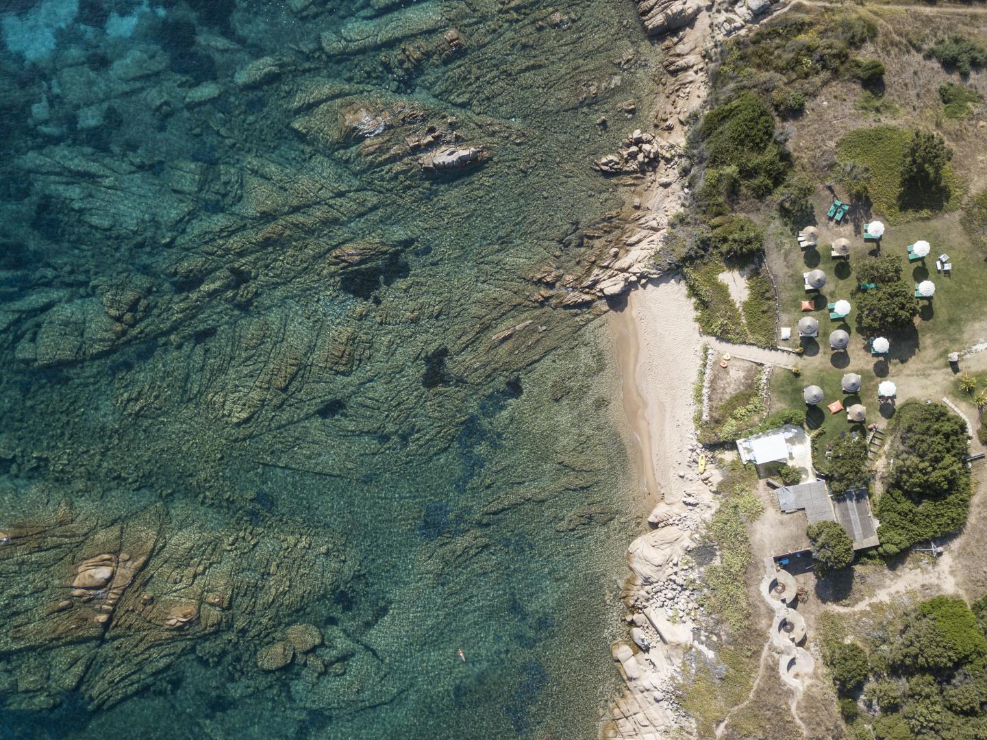 Rotsachtige kustlijn — Grand Relais dei Nuraghi
