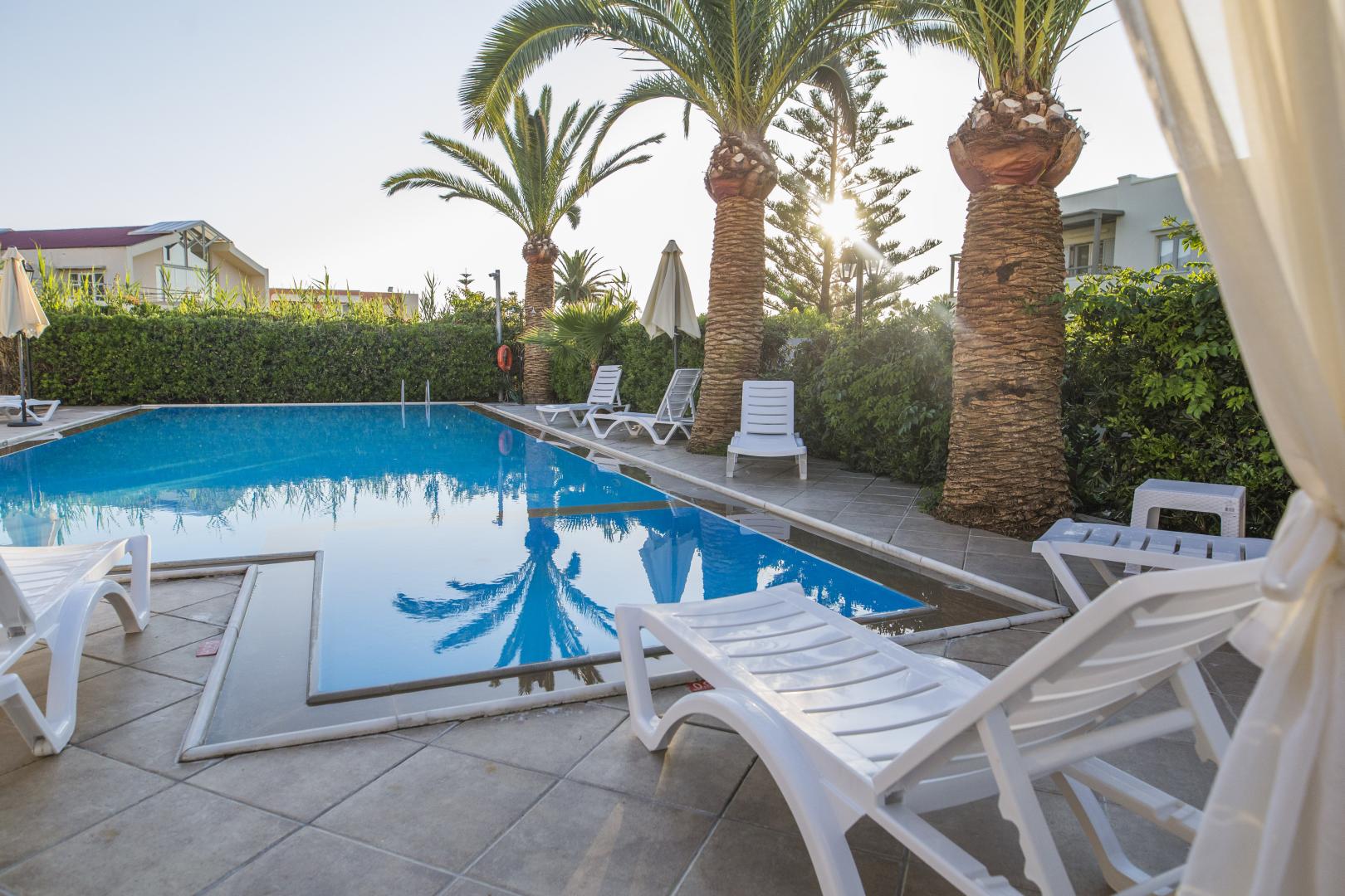 Buitenzwembad met ligbedden — Creta Aquamarine Hotel