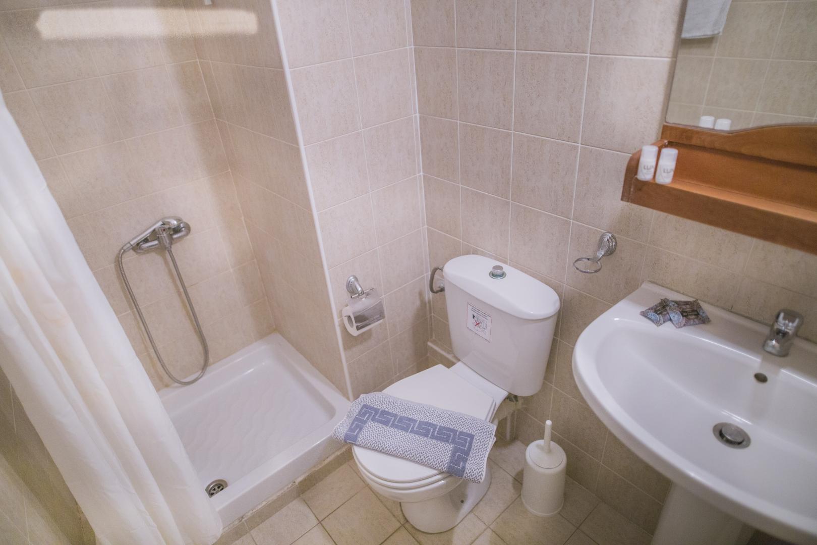 Badkamer met ligbad — Creta Aquamarine Hotel