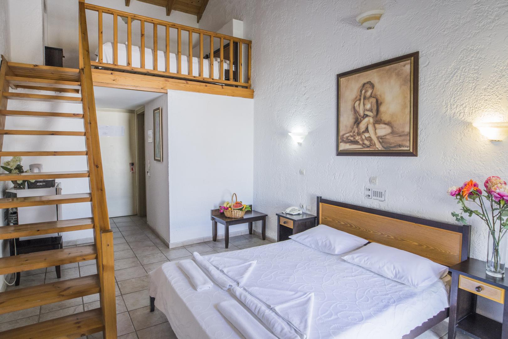 Suite met zithoek — Creta Aquamarine Hotel