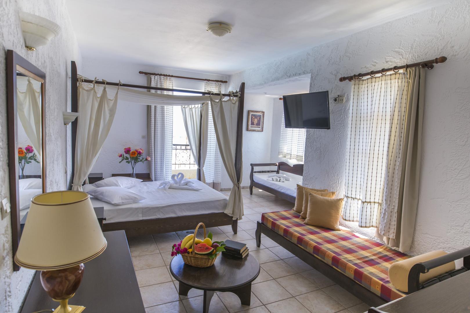 Suite met zithoek — Creta Aquamarine Hotel