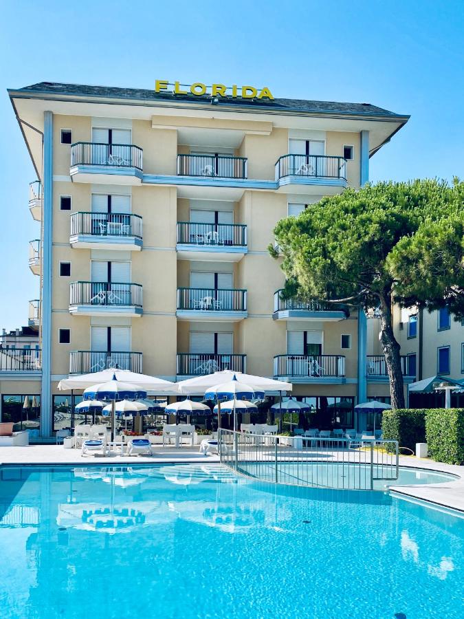 een hotel met een zwembad voor een gebouw bij Hotel Florida in Lido di Jesolo