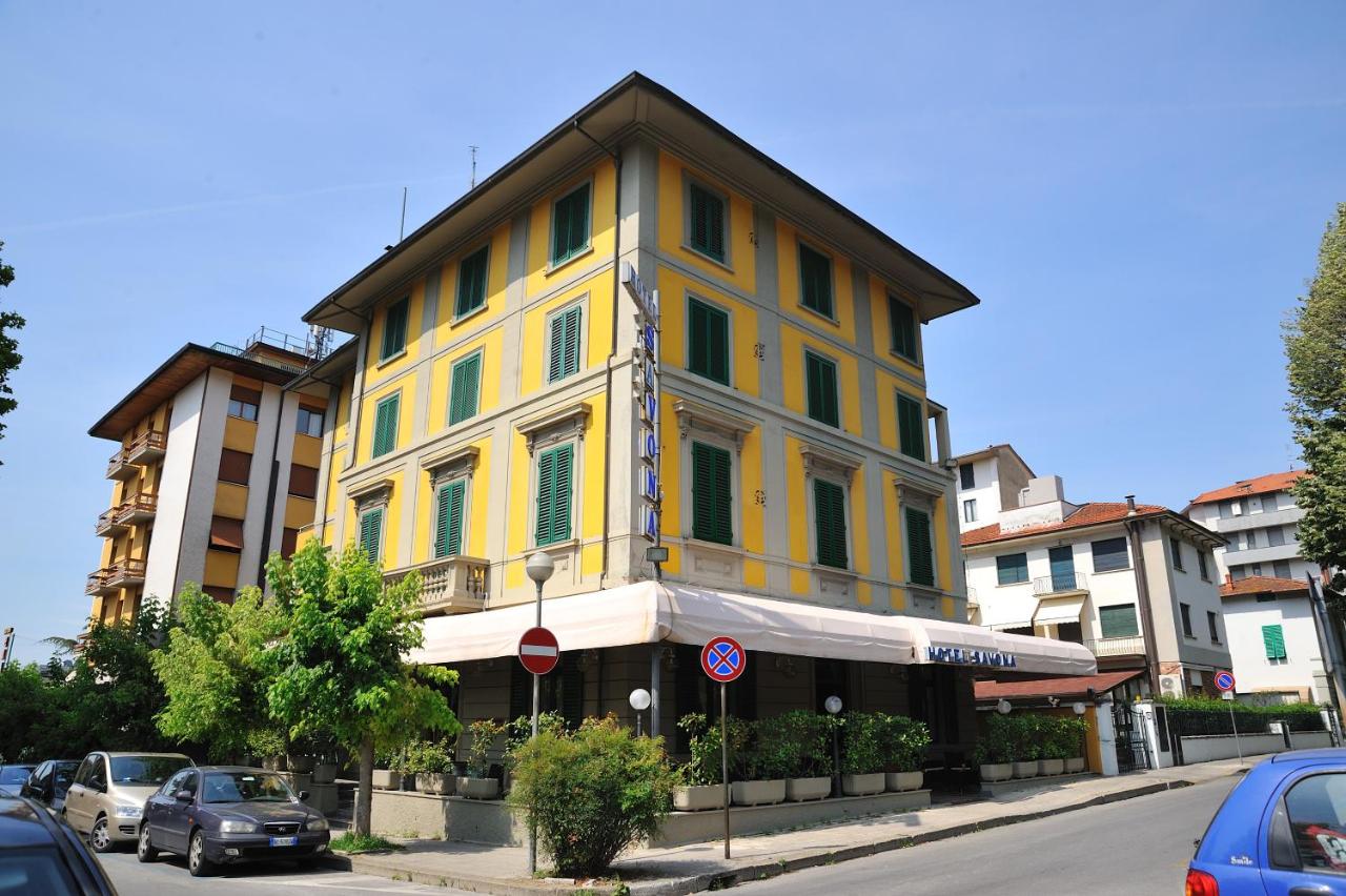 een geel gebouw aan de zijkant van een straat bij Hotel Savona in Montecatini Terme