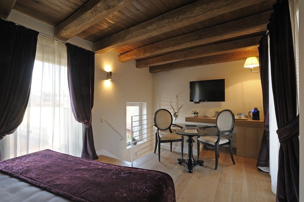 Trevi Palace Luxury Inn image 3