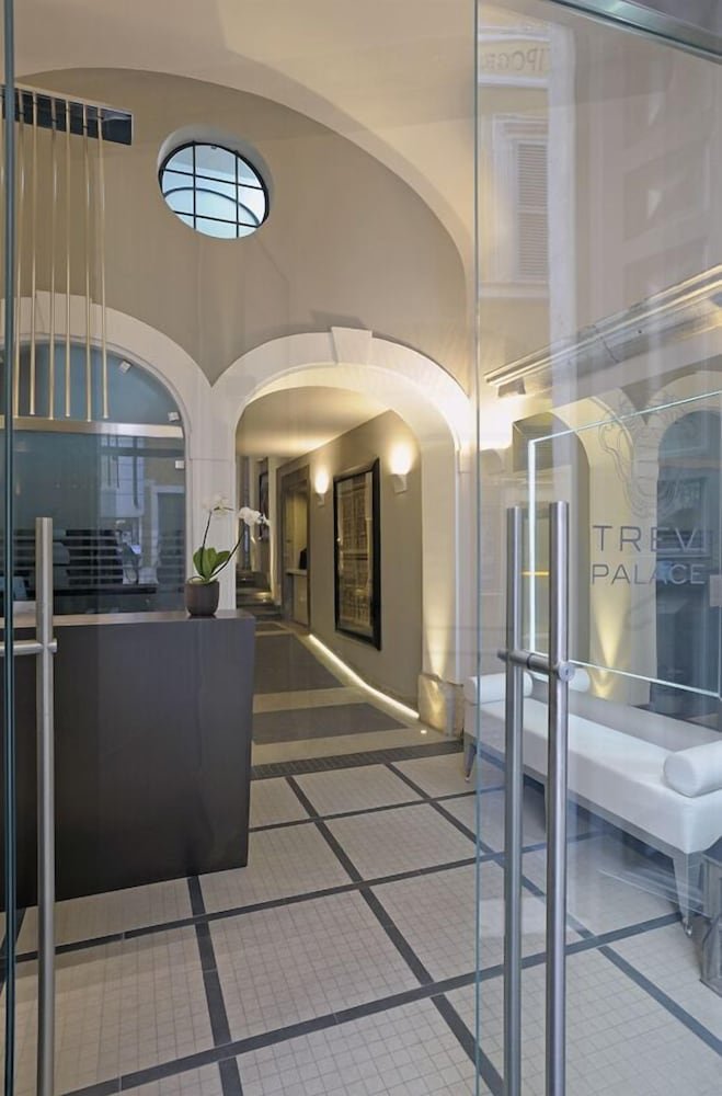 Trevi Palace Luxury Inn image 1
