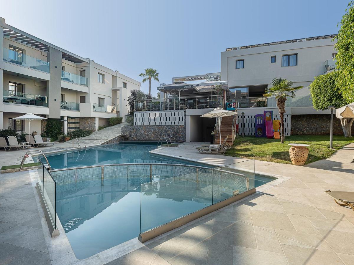 een zwembad voor een gebouw bij Minos Village in Agia Marina Nea Kydonias