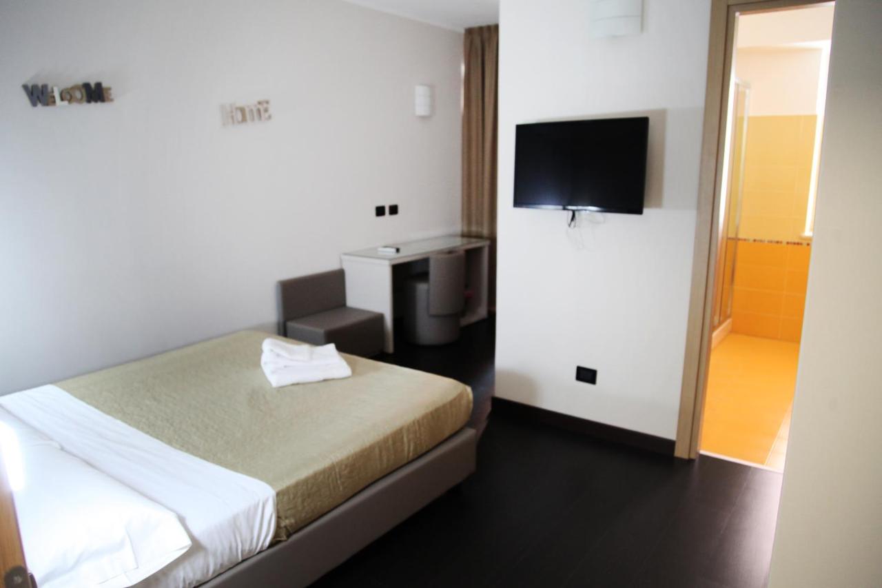 een hotelkamer met een bed en een televisie bij Hotel Sogni D'Oro Airport in Lamezia Terme