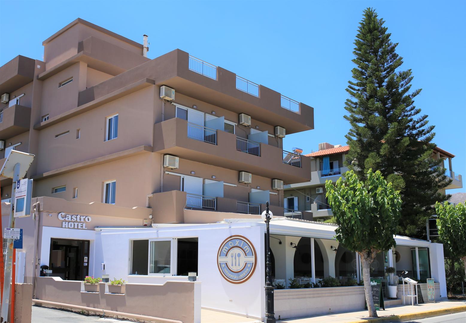Mediterraans hotelgebouw — Castro