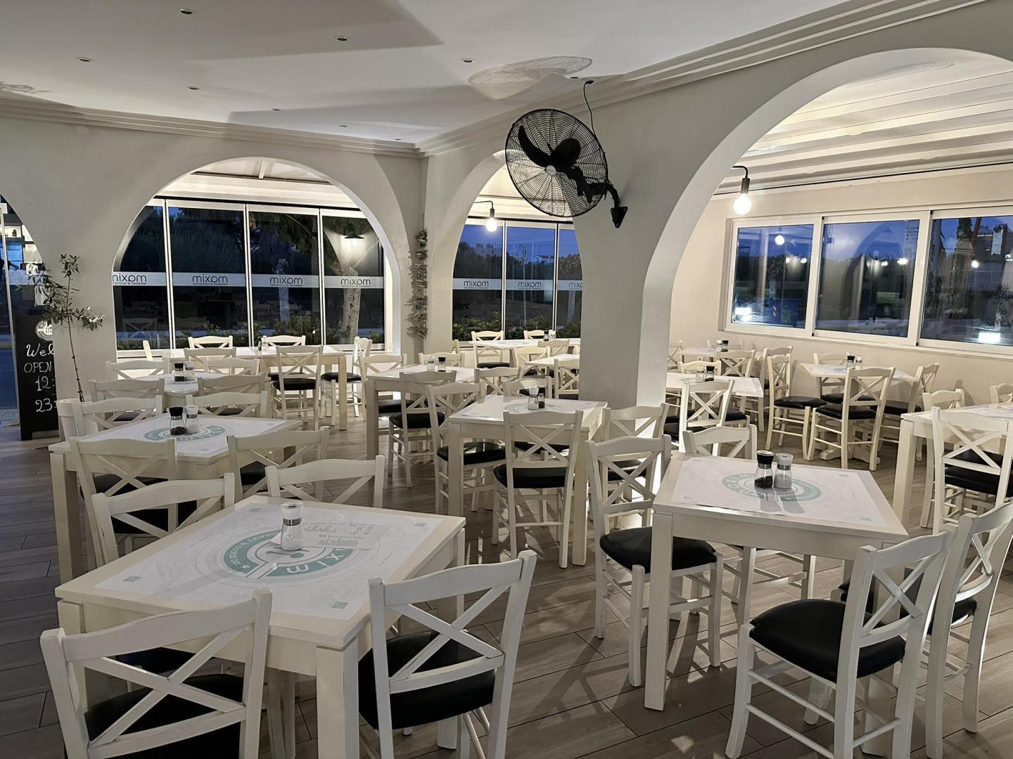 Restaurant met gedekte tafels — Castro