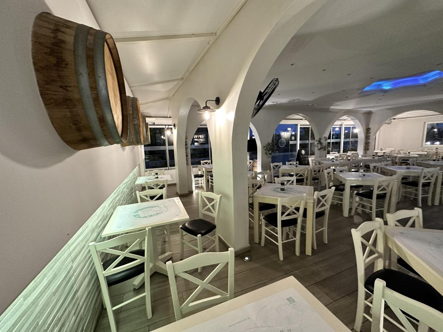 Restaurant met gedekte tafels — Castro