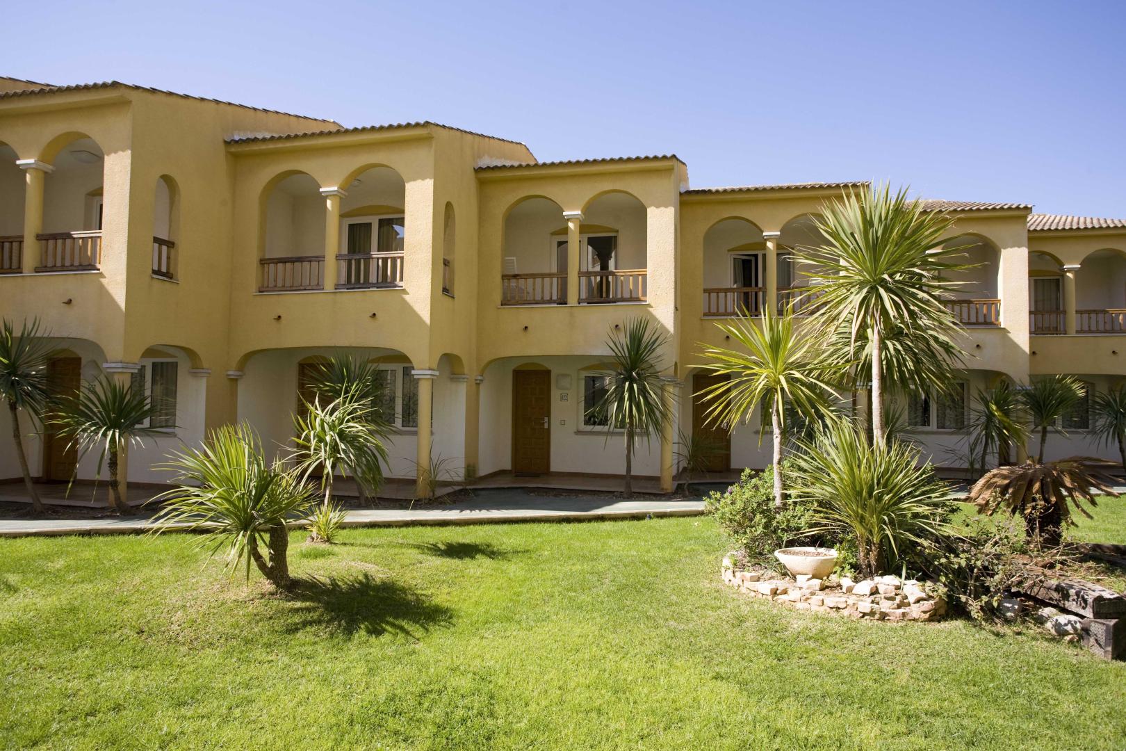 Mediterraans hotelgebouw — Apartamentos Turísticos Jardines del Plaza
