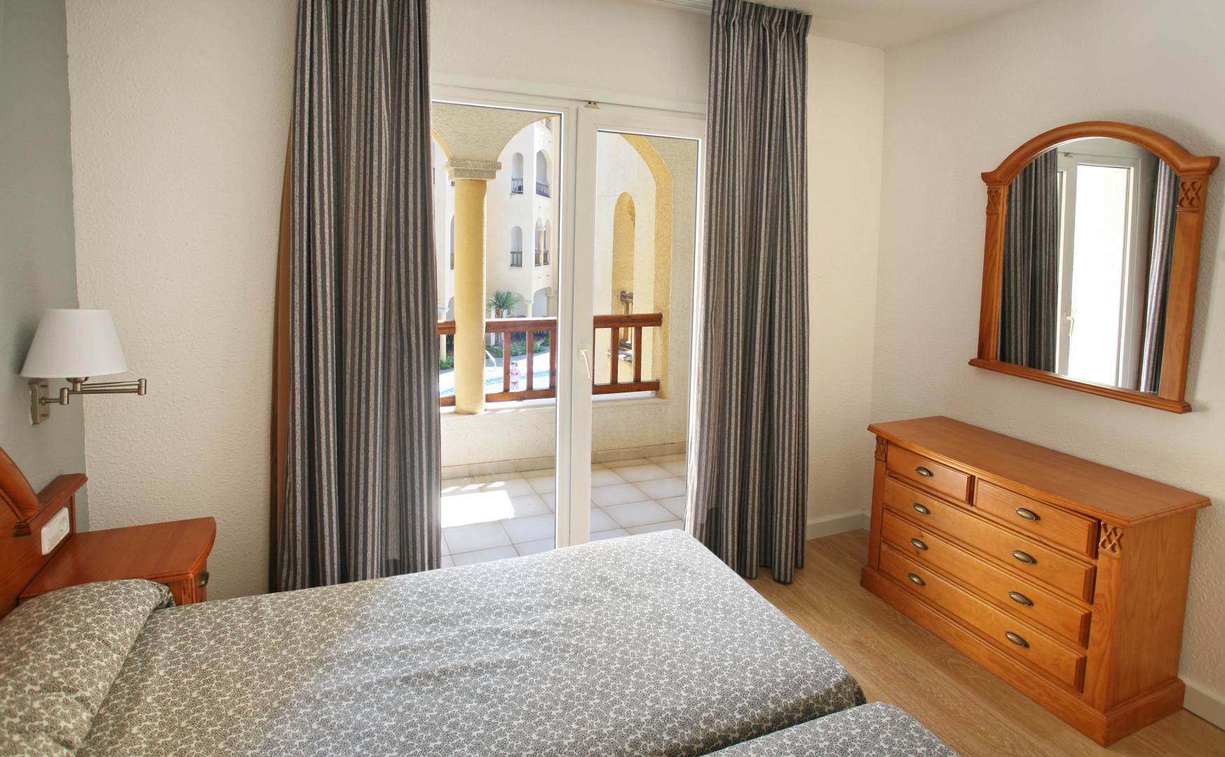 Kamer met twee aparte bedden — Apartamentos Turísticos Jardines del Plaza