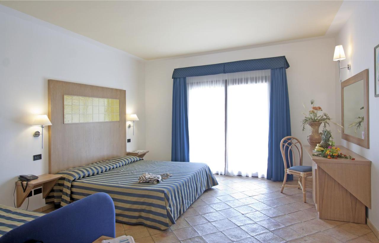 een hotelkamer met een bed en een raam bij TH Le Castella - Baia degli Dei Village in Le Castella