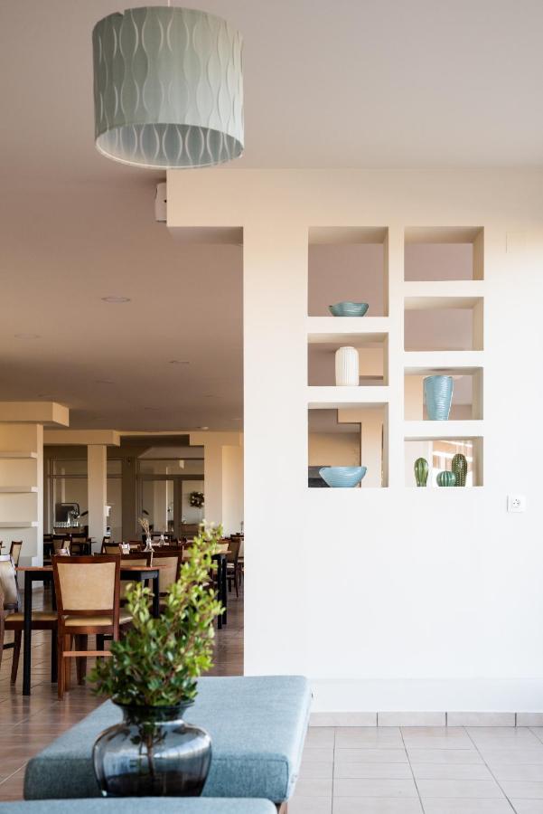 een woonkamer met een bank en een tafel bij Chrissy's Paradise in Agia Pelagia