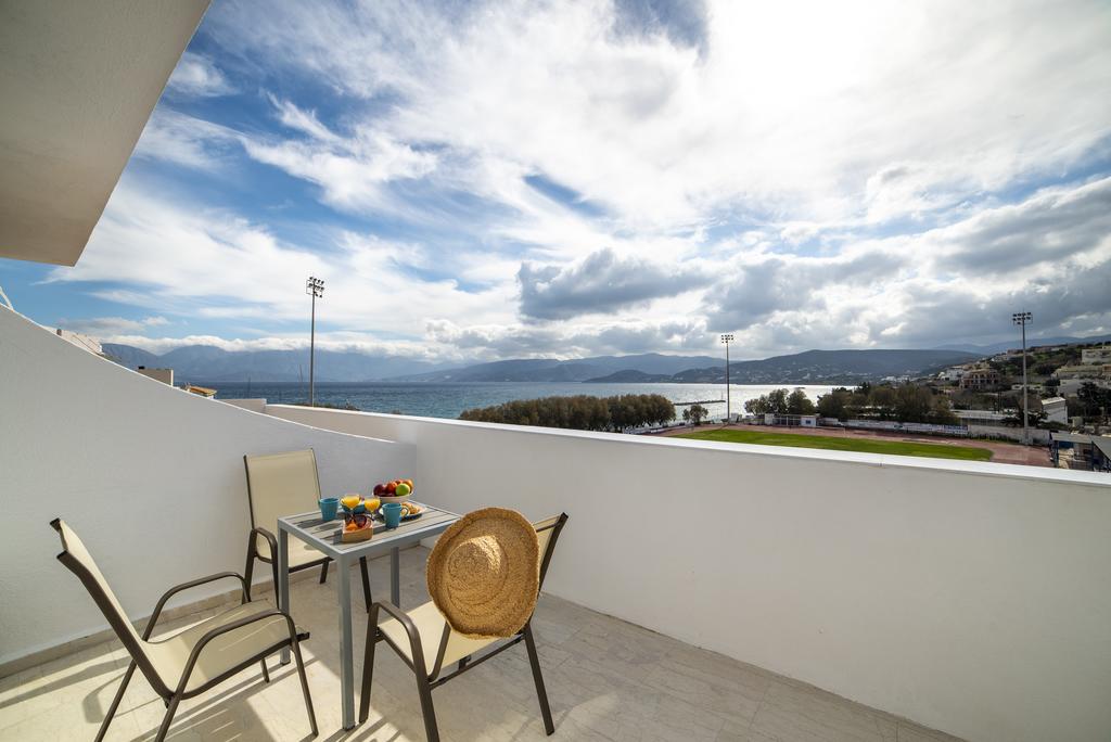 Zeezicht vanaf het balkon — Naiades Marina Hotel