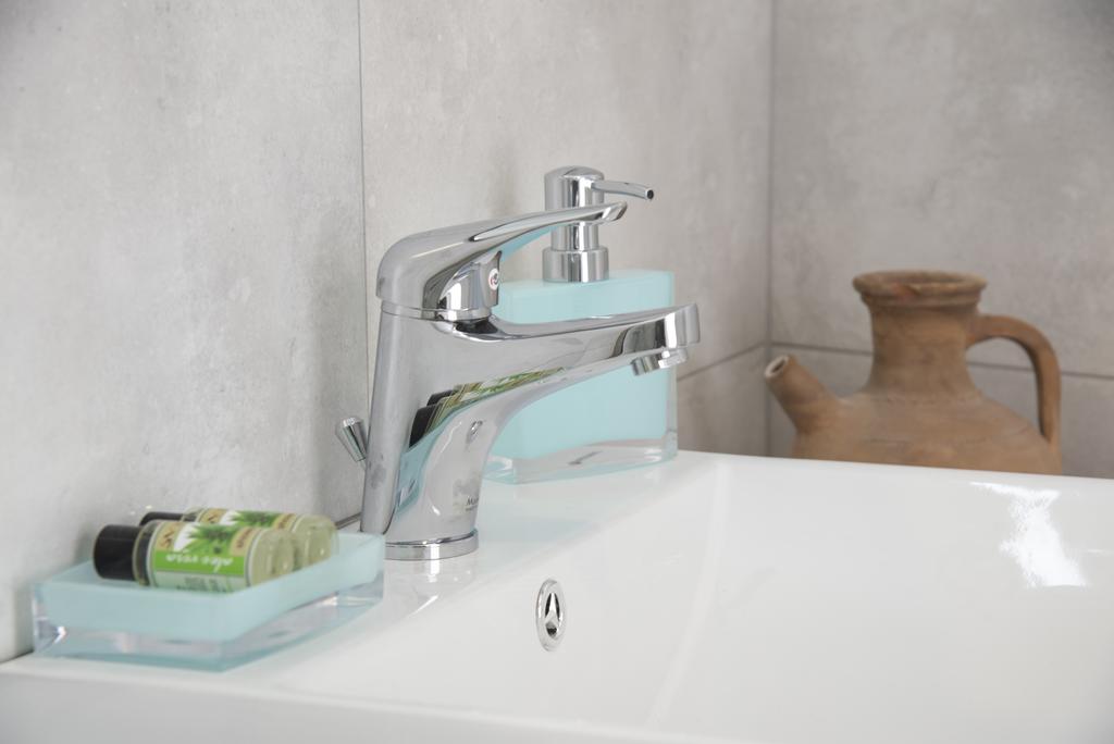 Badkamer met inloopdouche — Naiades Marina Hotel