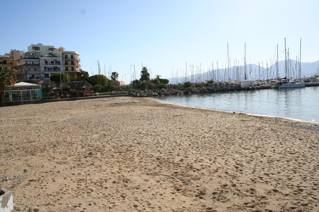 Privéstrand met parasols — Naiades Marina Hotel