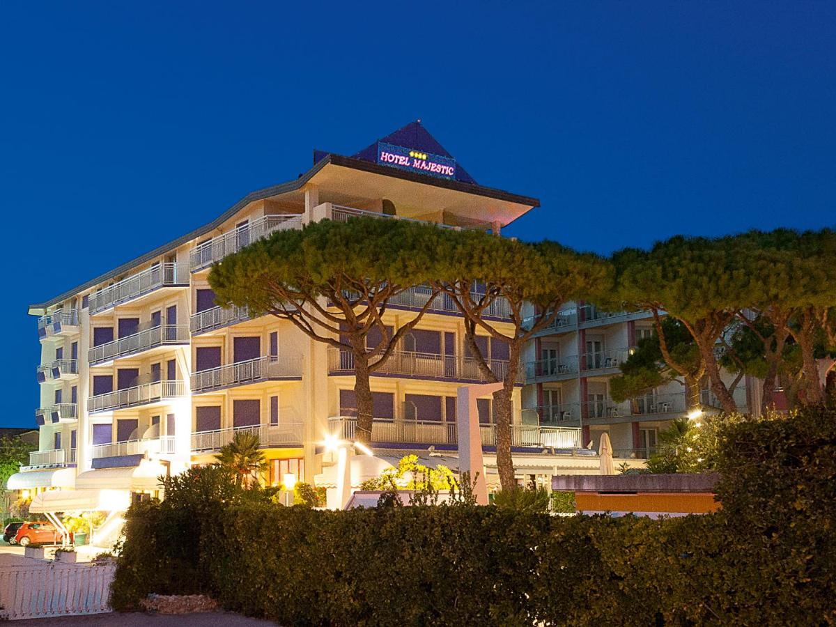 een hotelgebouw met een uithangbord erop bij Hotel Majestic in Lido di Jesolo