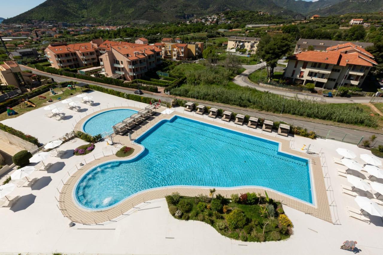 Een luchtfoto van een zwembad in een resort. bij Ai Pozzi Village & SPA in Loano