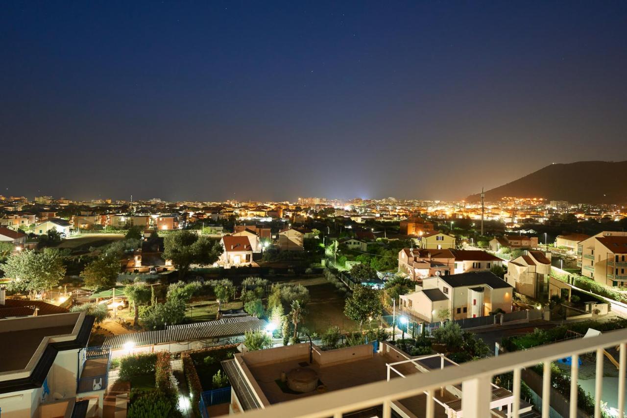 Een uitzicht op een stad 's nachts met verlichting. bij Ai Pozzi Village & SPA in Loano