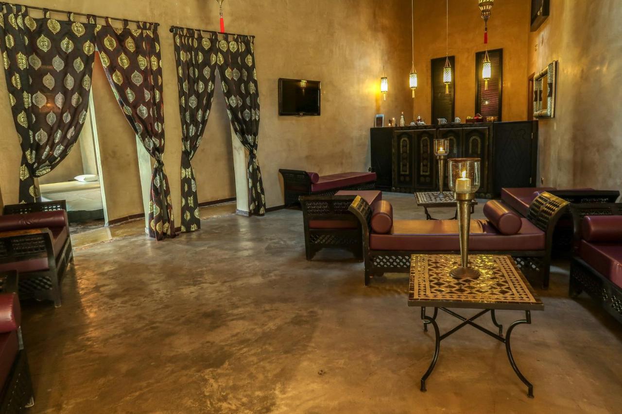 een woonkamer met banken en een tafel erin bij Masseria & Spa LuciaGiovanni in Lecce +53 foto's