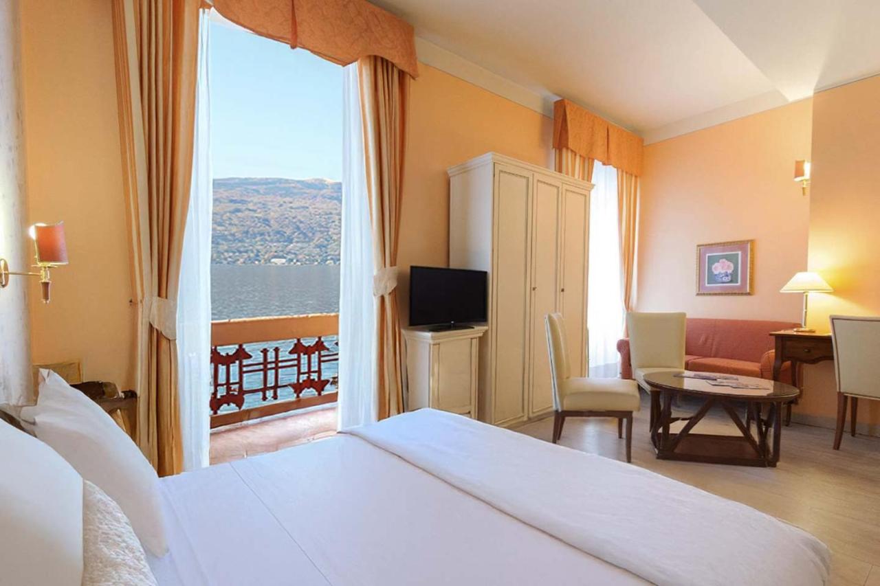 een hotelkamer met een bed en een groot raam bij LVG Hotel Collection - Pallanza in Verbania