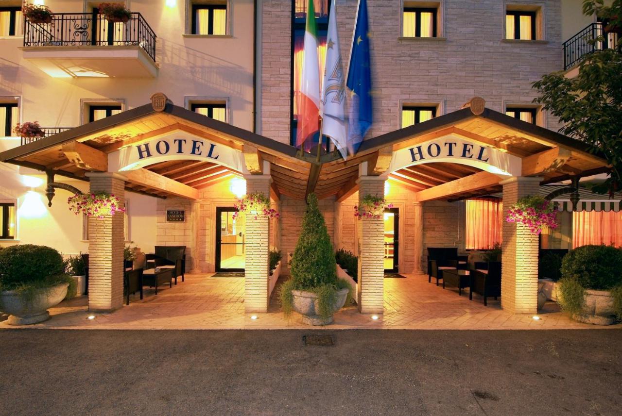 een hotelingang met tafels en stoelen ervoor bij Fashion Hotel in Valmontone