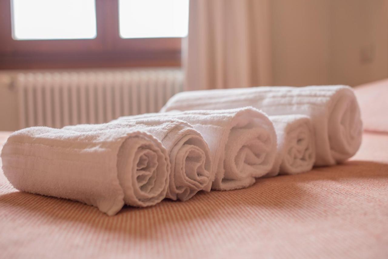 een stapel handdoeken die op een bed ligt bij Gorropu Hotel in Urzulei