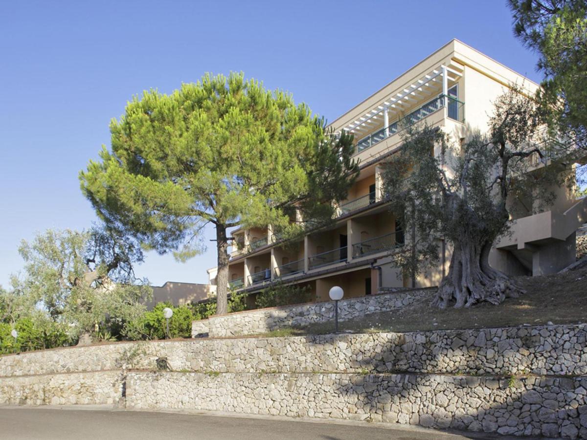 een gebouw op een stenen muur met een boom bij Hotel I Melograni in Vieste +15 foto's