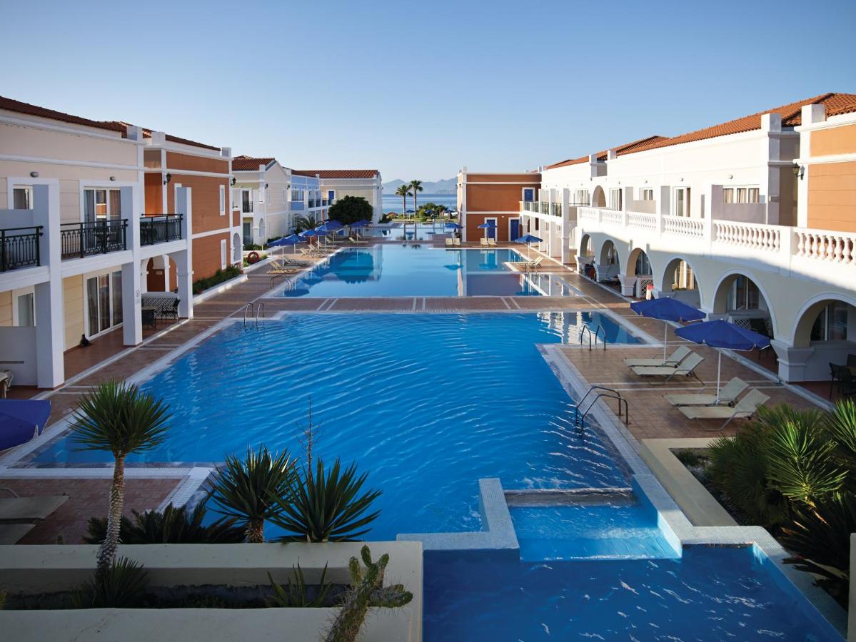 een zwembad midden in een gebouw bij Porto Bello Royal in Kardamaina