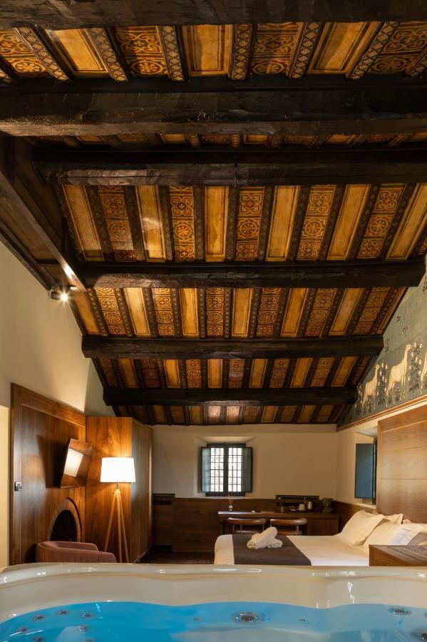 een hotelkamer met een badkuip midden in de kamer bij La Loggia Historic Resort - Albergo Diffuso in Gradara +110 foto's