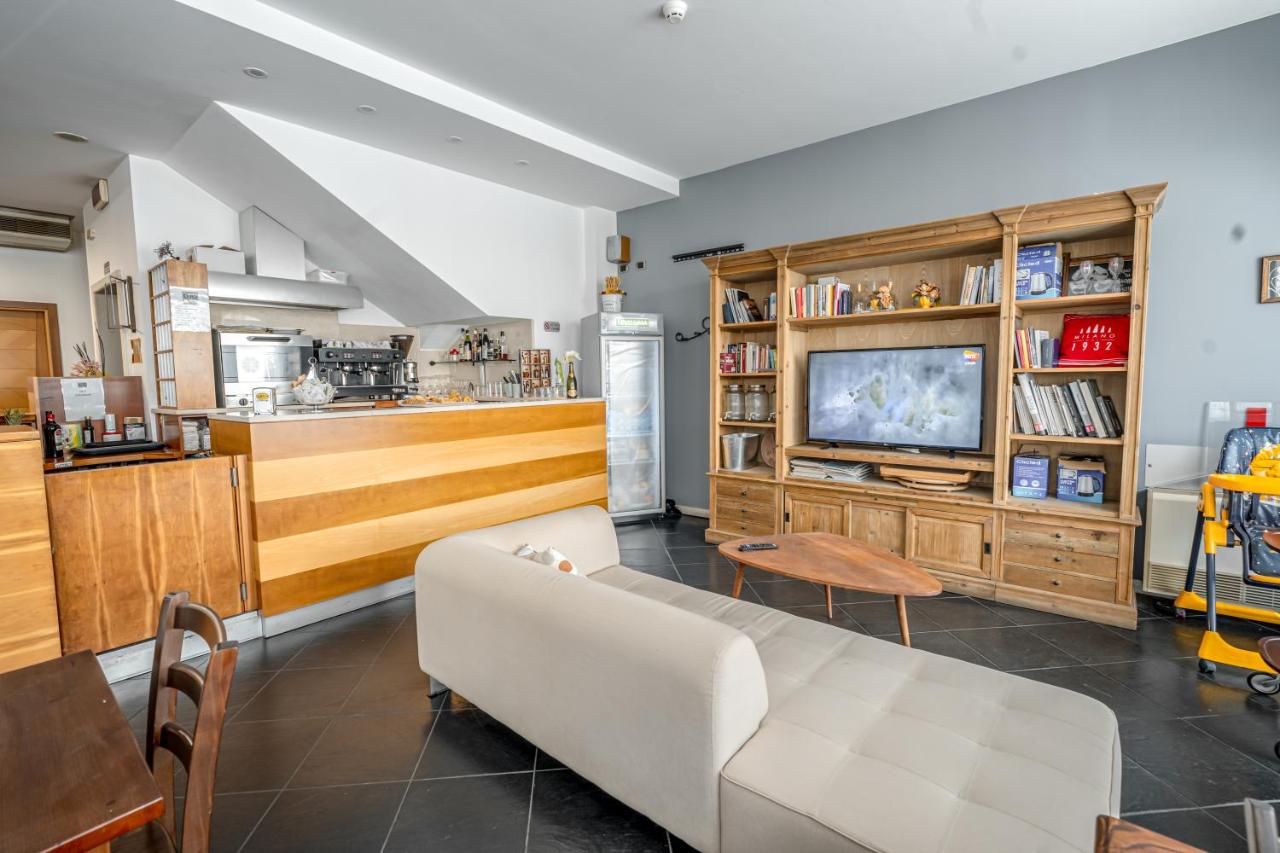 een woonkamer met een bank en een tv bij Hotel Rubicone in Savignano sul Rubicone