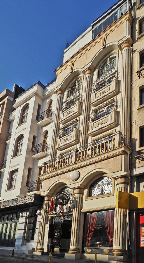 een groot gebouw met balkons aan de zijkant bij Marmara Deluxe Hotel in Istanbul